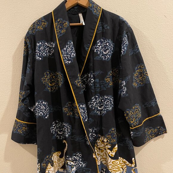 ANTHROPOLOGIE Flannel Jaguar & Floral Print Robe is NWOT! Size Petite M/L - Picture 1 of 4